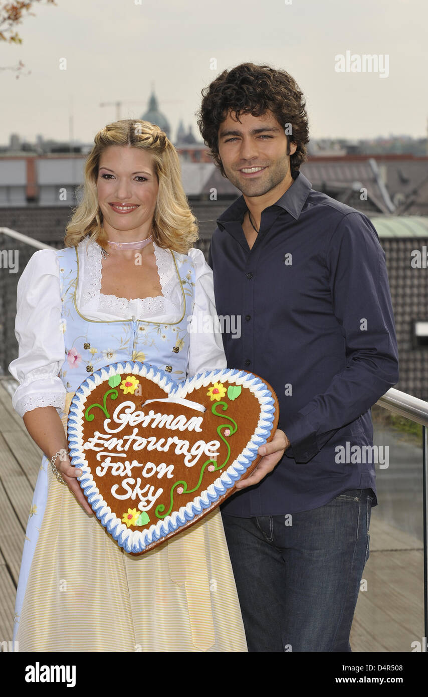 U.S. American actor Adrian Grenier and SKY presenter Jessica Kastrop (2-L) pose at a press appointment in Munich, Germany, 28 September 2009. The channel ?FOX? broadcasted the first two episodes of a total of twelve episodes of the new series ?Entourage? on 25 September. PHOTO: VOLKER DORNBERGER Stock Photo