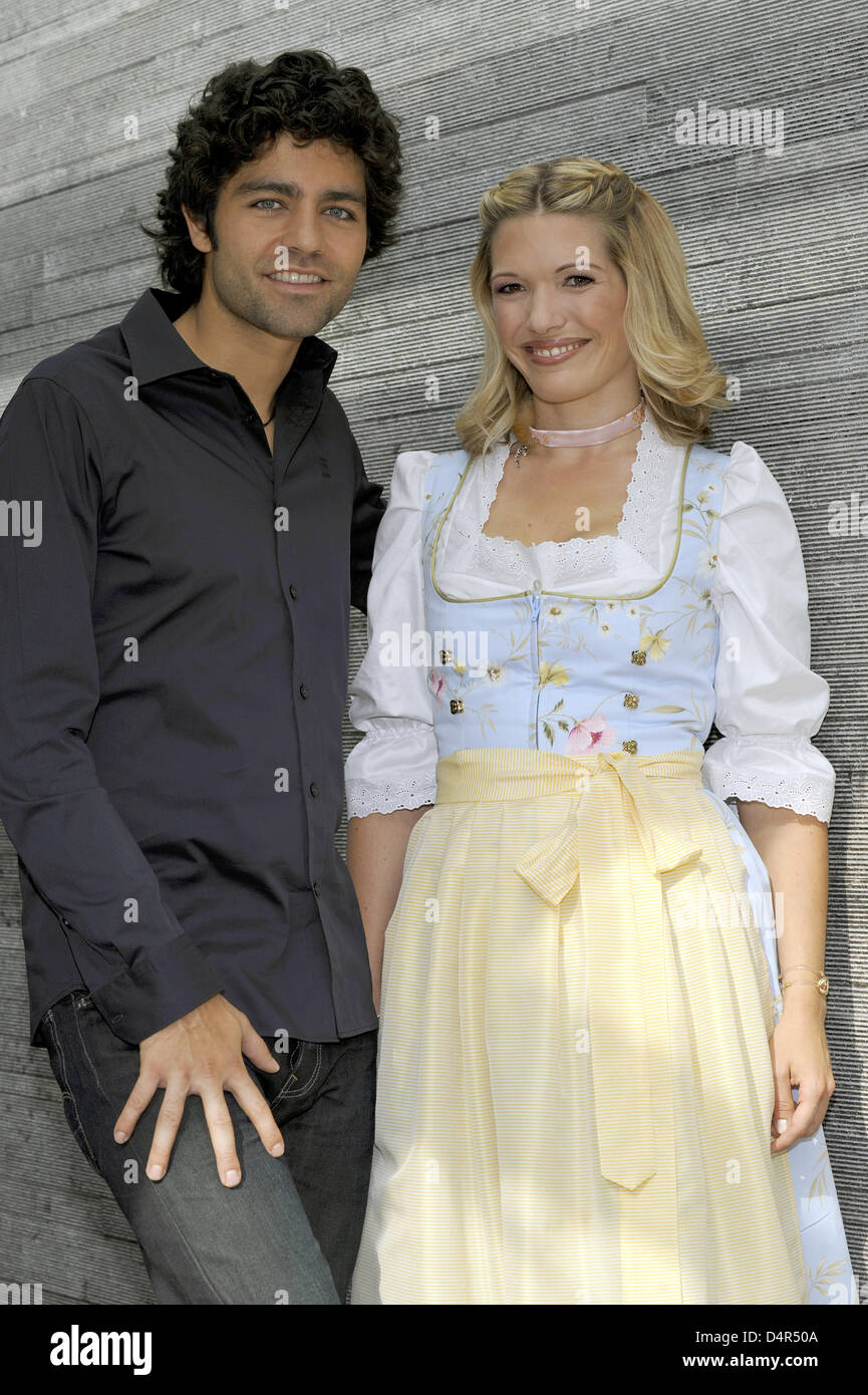 U.S. American actor Adrian Grenier and SKY presenter Jessica Kastrop (2-L) pose at a press appointment in Munich, Germany, 28 September 2009. The channel ?FOX? broadcasted the first two episodes of a total of twelve episodes of the new series ?Entourage? on 25 September. PHOTO: VOLKER DORNBERGER Stock Photo