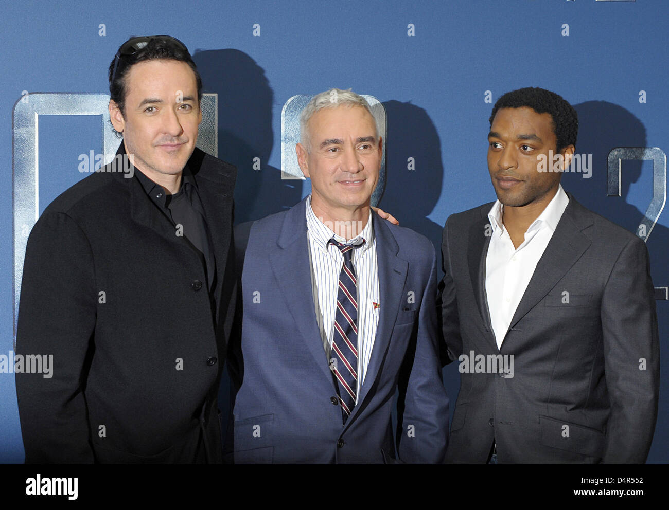 Director Roland Emmerich (C) and actors John Cusack (L) and Chiwetel Ejiofor pose for photographers during a photo call promoting the movie ?2012? in Berlin, Germany, 28 September 2009. The film will be in German cinemas from 12 November 2009 on. Photo: SOEREN STACHE Stock Photo