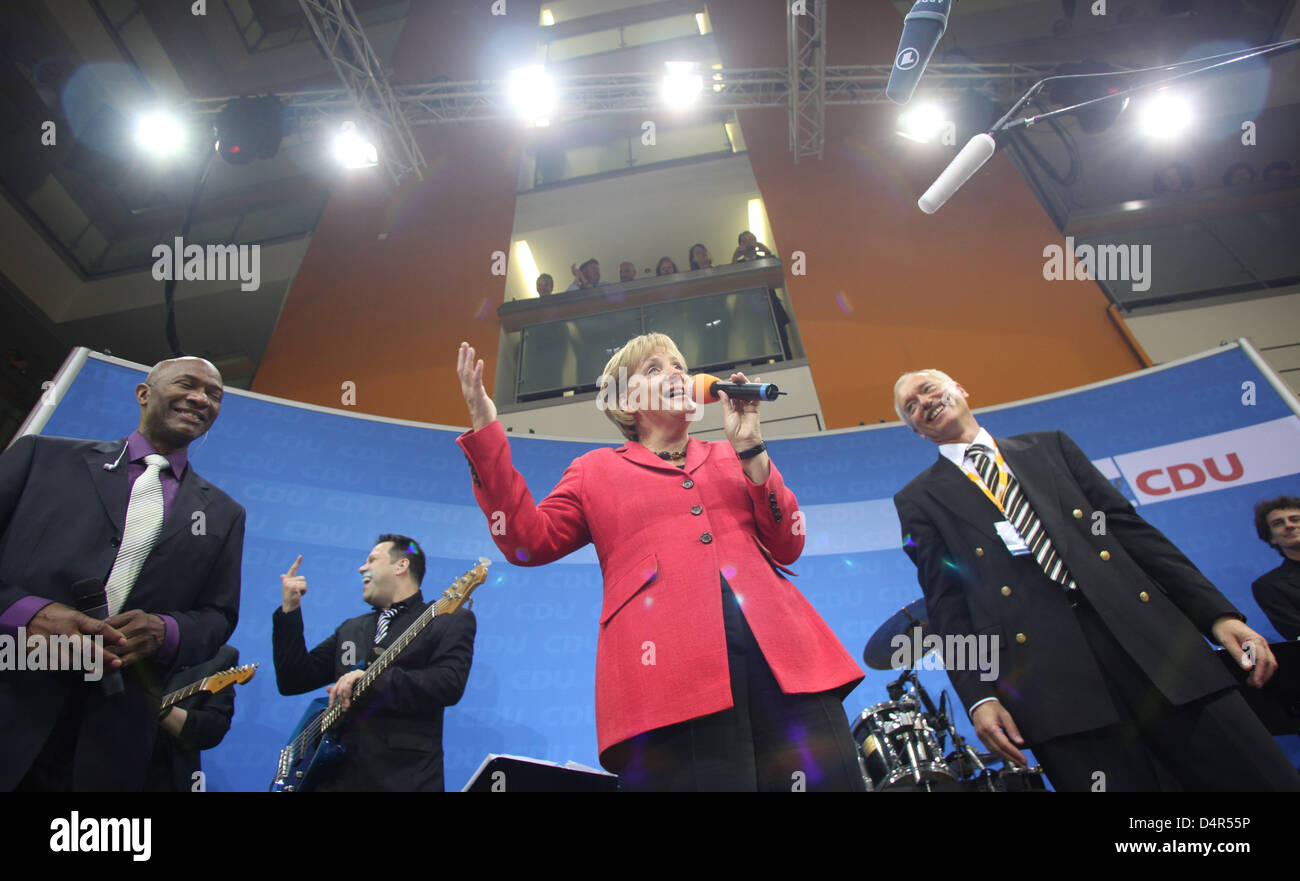 Angela Merkel (C), chairwoman of CDU (Christian Democratic Union) and German Chancellor, addresses party followers on the eve of the German Bundestag elections at ?Konrad-Adenauer-Haus? in Berlin, Germany, 27 September 2009. Photo: Julian Stratenschulte Stock Photo