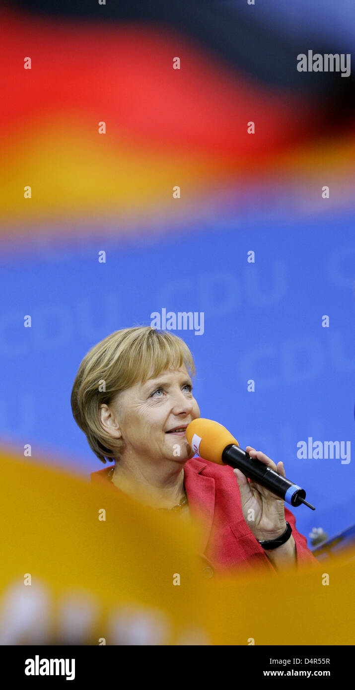 Angela Merkel, chairwoman of CDU (Christian Democratic Union) and German Chancellor, addresses party followers on the eve of the German Bundestaf elections at ?Konrad-Adenauer-Haus? in Berlin, Germany, 27 September 2009. Photo: Rolf Vennenbernd Stock Photo