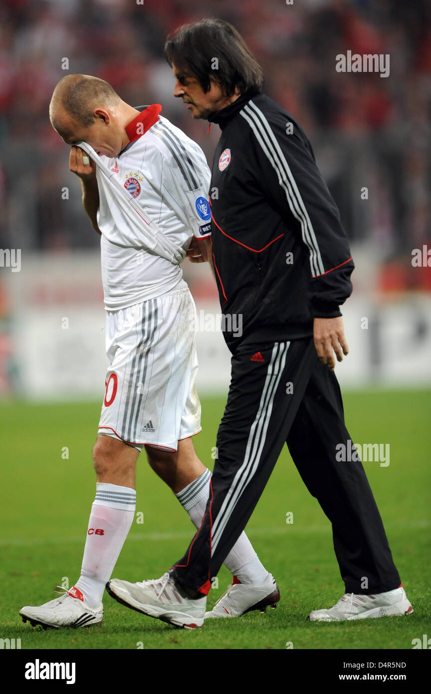 Bayern Munich?s Arjen Robben (L) leaves the pitch injured during the ...