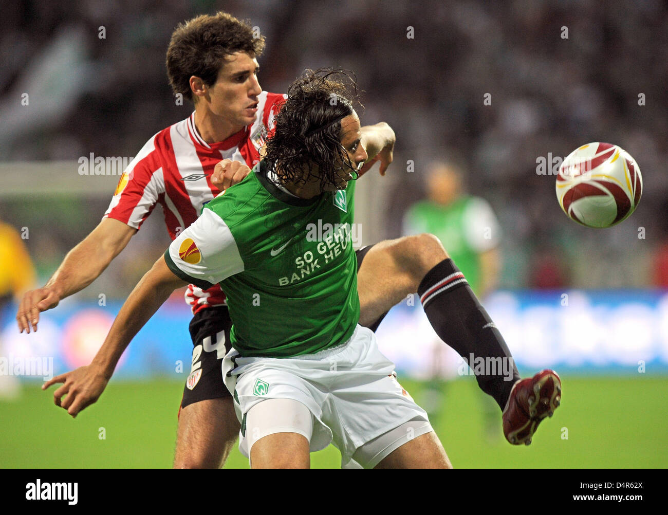 Bremen?s Claudio Pizarro (R) fights for the ball with Bilbao?s Javi Martinez during the UEFA Europa League group stage match Werder Bremen vs Athletic Bilbao at Weserstadium in Bremen, Germany, 01 October 2009. Photo: Ingo Wagner Stock Photo