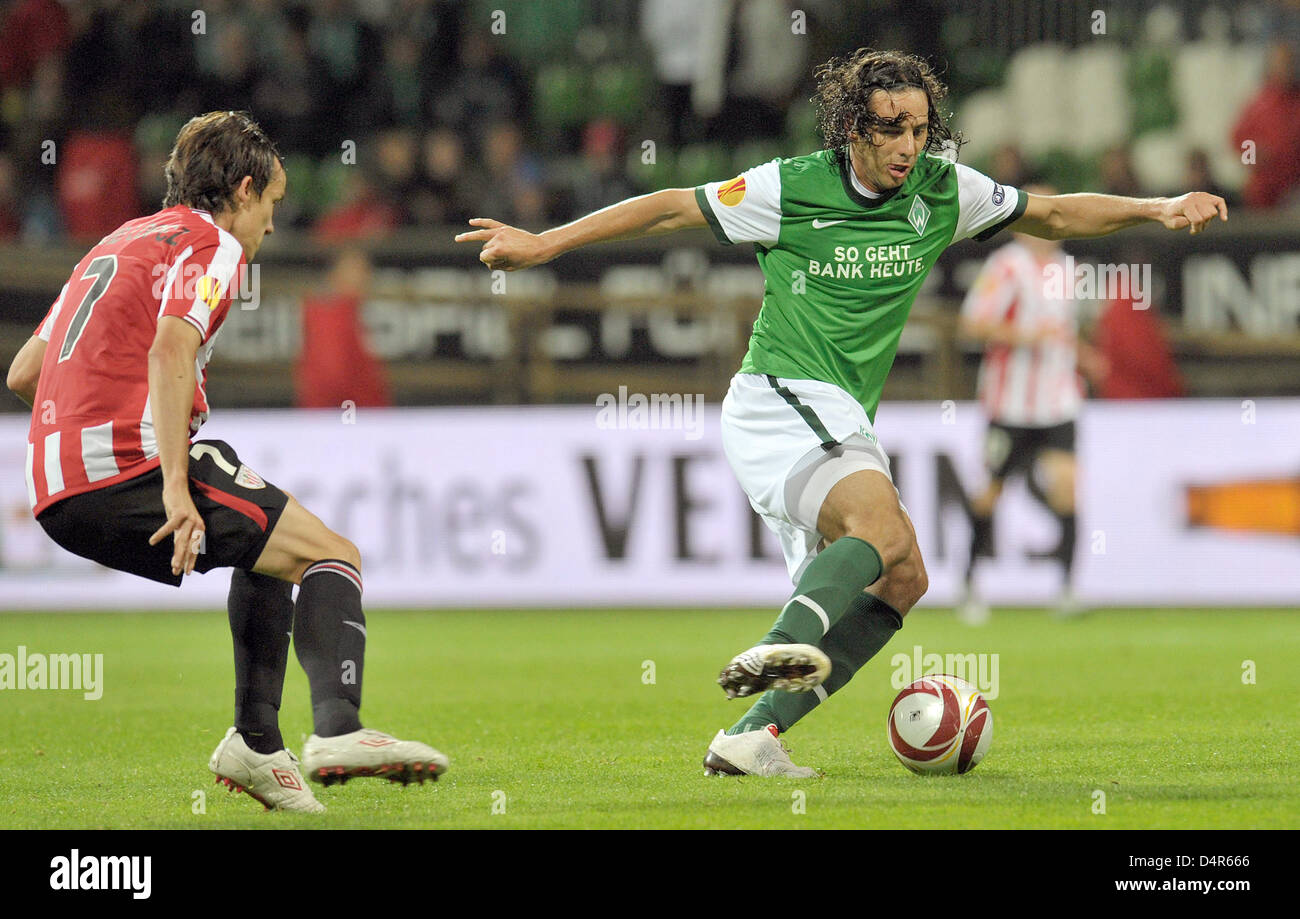 Bremen?s Claudio Pizarro (R) vies for the ball with Bilbao?s David Lopez during the UEFA Europa League group stage match Werder Bremen vs Athletic Bilbao at Weserstadium in Bremen, Germany, 01 October 2009. Werder Bremen defeated Athletic Bilbao 3-1. Photo: Carmen Jaspersen Stock Photo