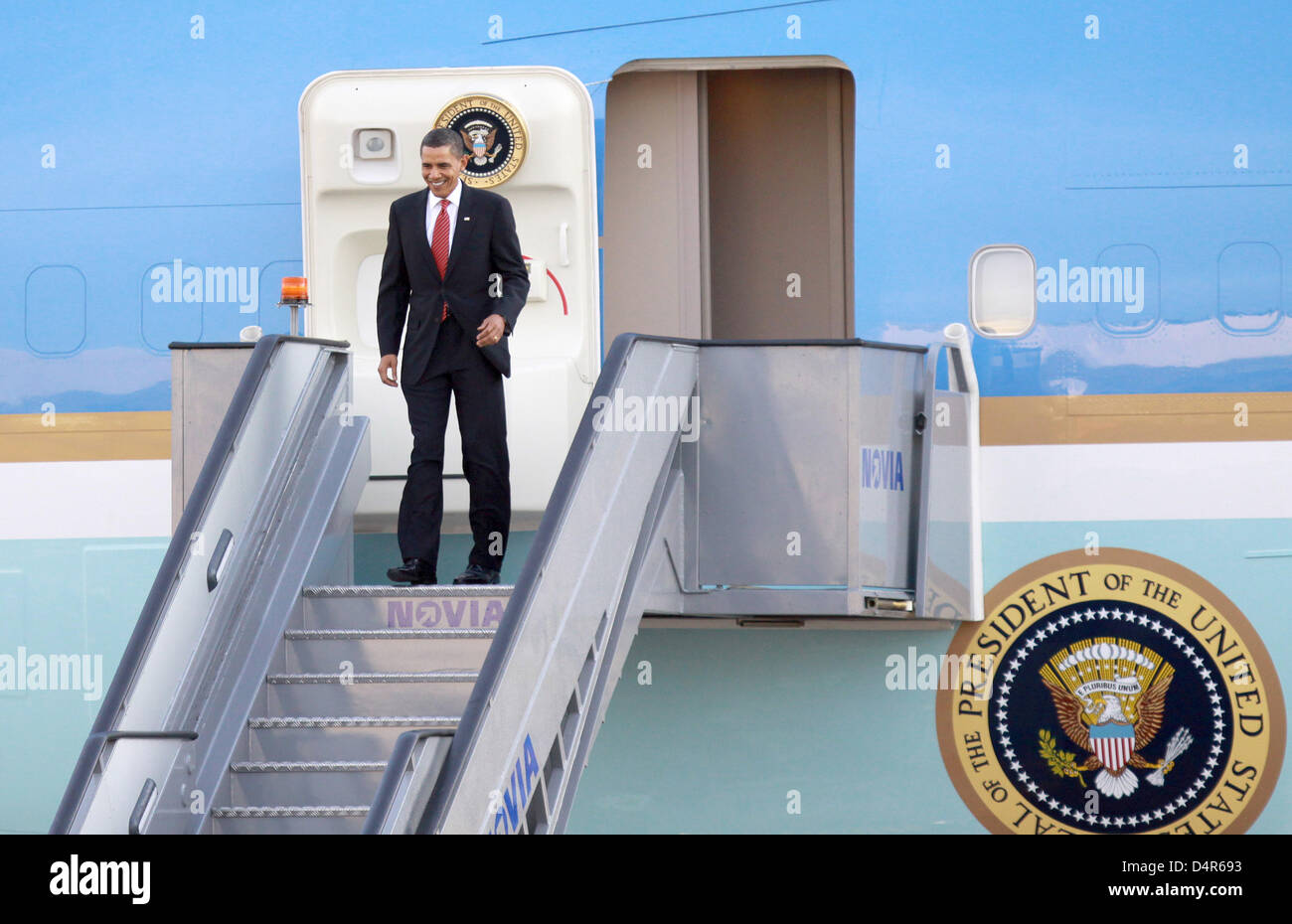 US President Barack Obama deboards Air Force One at the aiport of  Copenhagen, Denmark, 02 October 2009. The First Lady and President Obama  were in Copenhagen to deliver speeches on Chicago?s bid