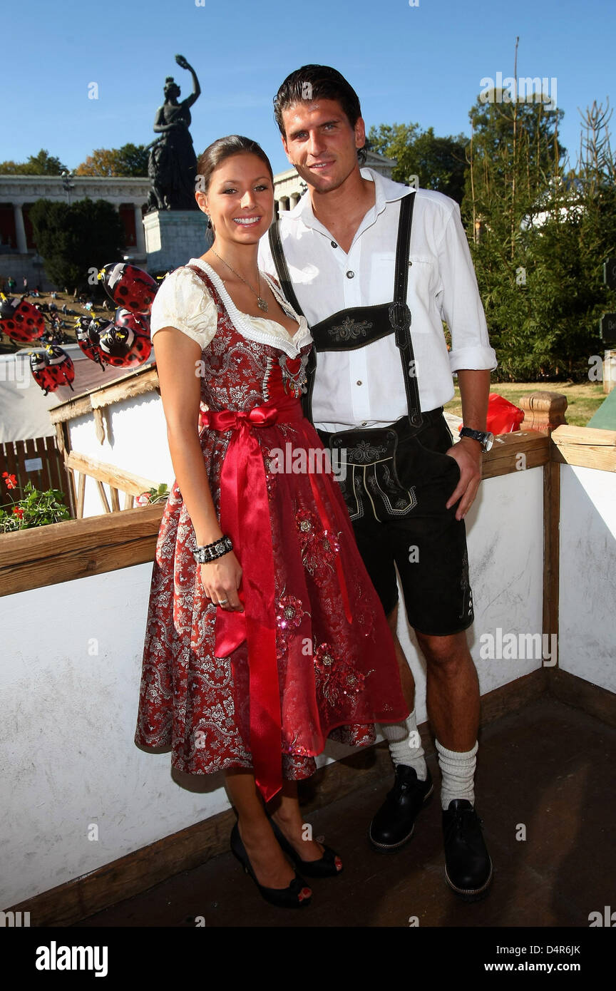 Bayern Munich?s Mario Gomez and his wife Silvia pictured at the Oktoberfest  in Munich, 04 October 2009. The world?s largest folk festival closes on 04  October 2009. PHOTO: ALEXANDER HASSENSTEIN Stock Photo - Alamy
