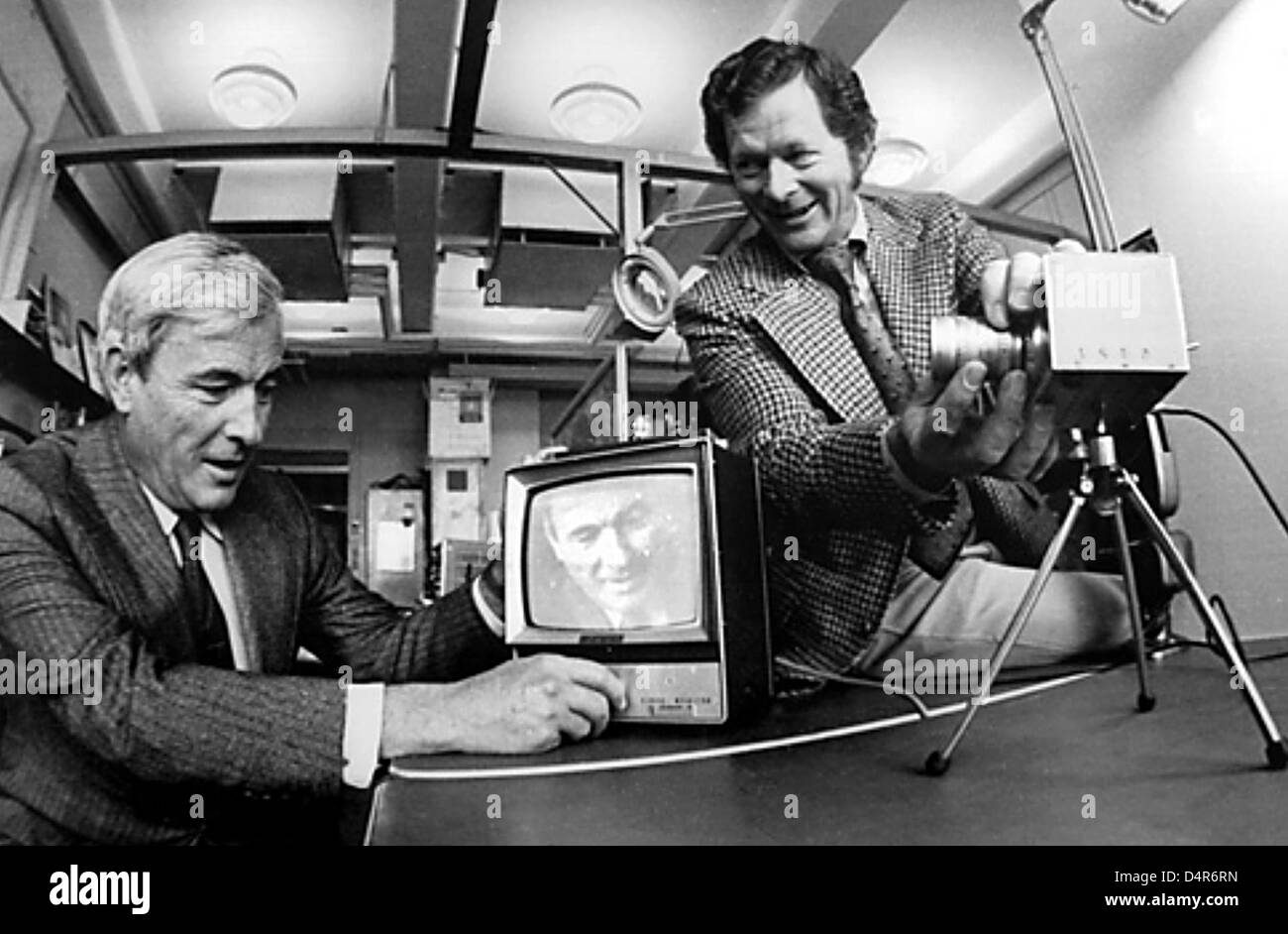 (FILE) An Alcatel-Lucent/Bell Labs handout file picture dated 01 January 1974 displays US scientists Willard Boyle (L) and George Smith (R) during an experiment set-up with a CCD sensor at Bell Labs in Murray Hill, NJ, United States. Both physicists share The Nobel Prize in Physics 2009 ?for the invention of an imaging semiconductor circuit ? the CCD sensor? with Chinese physicist  Stock Photo