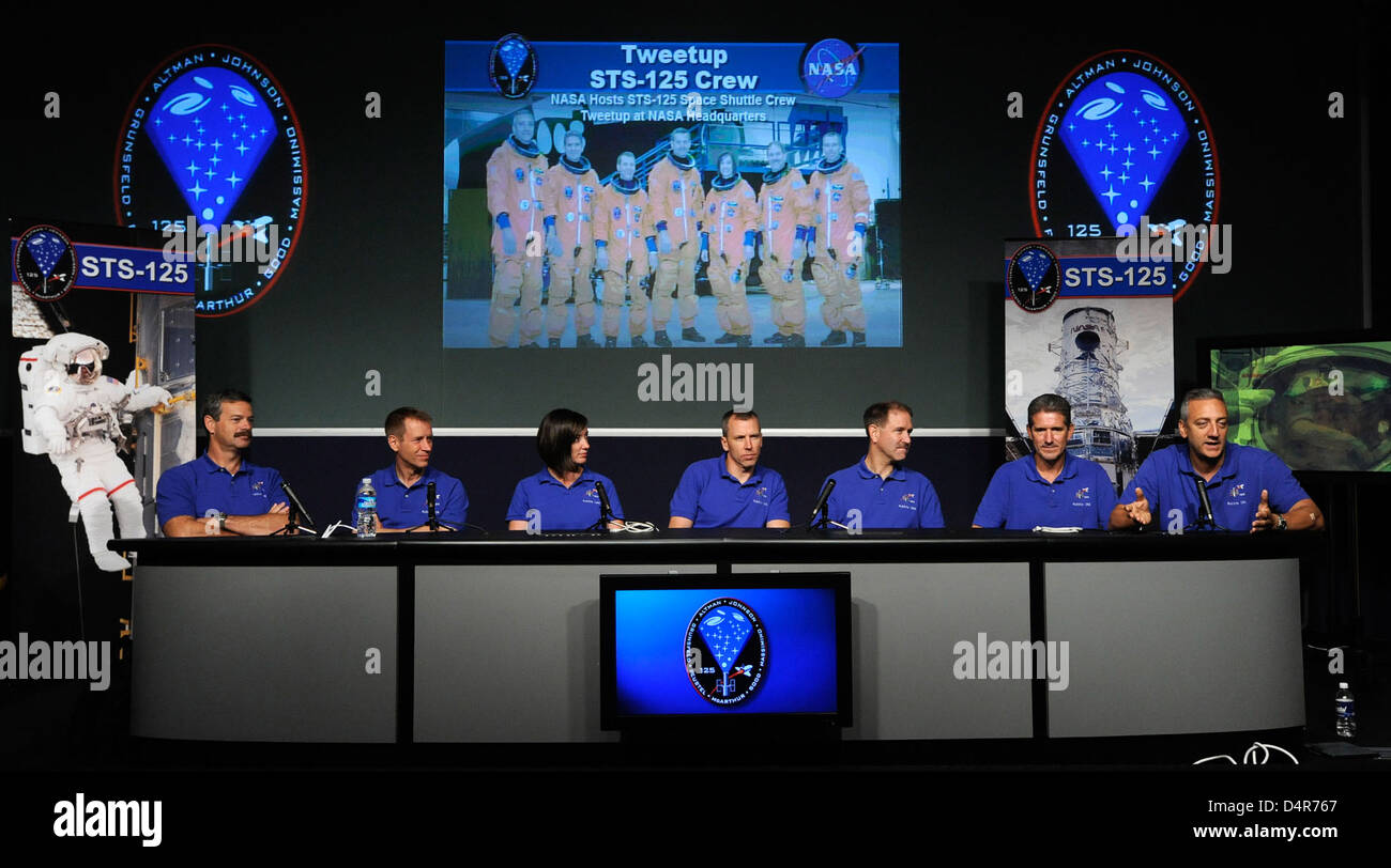 NASA hosted a Tweetup at Headquarters for the STS-125 mission, allowing ...