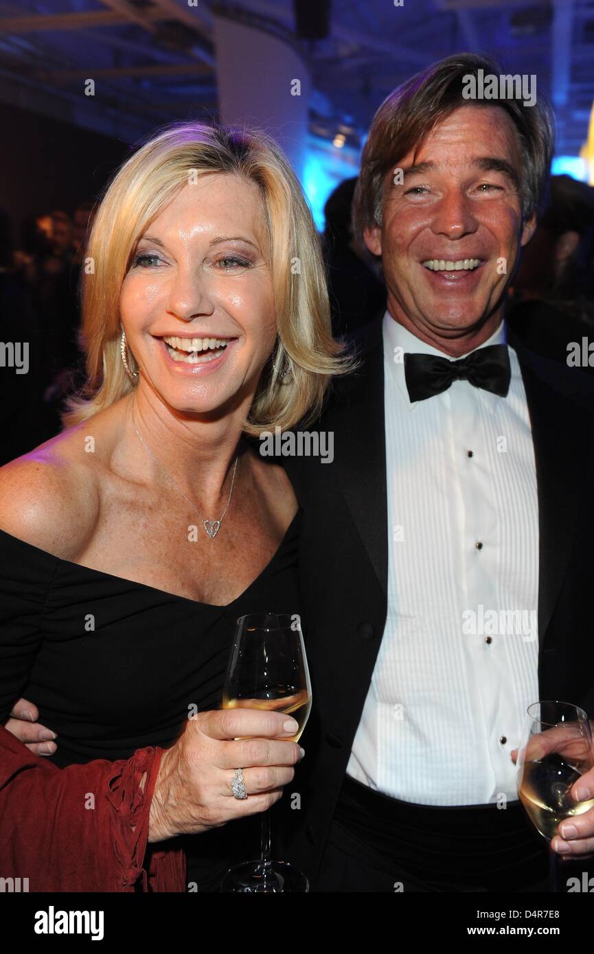 Australian singer Olivia Newton-John and her husband John Easterling pose during the ?Tribute to Bambi? charity gala after party in Berlin, Germany, 09 October 2009. Proceeds were dontaed to Tribute to Bambi Foundation, which supports children in need in Germany. Some 800 celebrities were expected to appear at the event. Photo: Jens Kalaene Stock Photo