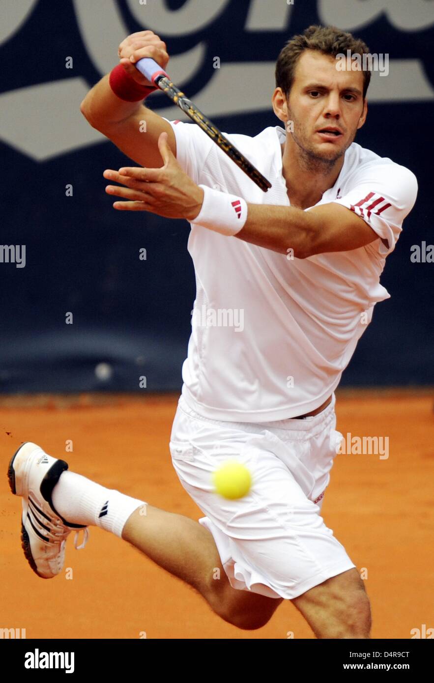 France?s Paul-Henri Mathieu returns a forehand to Serbia?s Viktor Troicki during their quarter-finals match at the German Open ?Am Rothenbaum? in Hamburg, Germany, 24 July 2009. Photo: MAURIZIO GAMBARINI Stock Photo