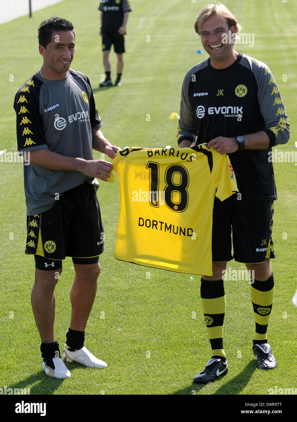 Argentinian new arrival Lucas Barrios (L) and head coach of German Bundesliga club Borussia Dortmund (BVB) pose prior to a training at SignalIdunaPark stadium in Dortmund, Germany, 26 July 2009. Barrios transfers from Chilean club CSD Colo Colo. Photo: FRANZ-PETER TSCHAUNER Stock Photo