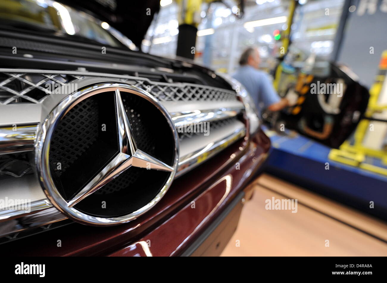 Mercedes-Benz E-Class limousines on the assembly line at the Sindelfingen plant, Germany, 16 July 2009. Photo: Bernd Weissbrod Stock Photo