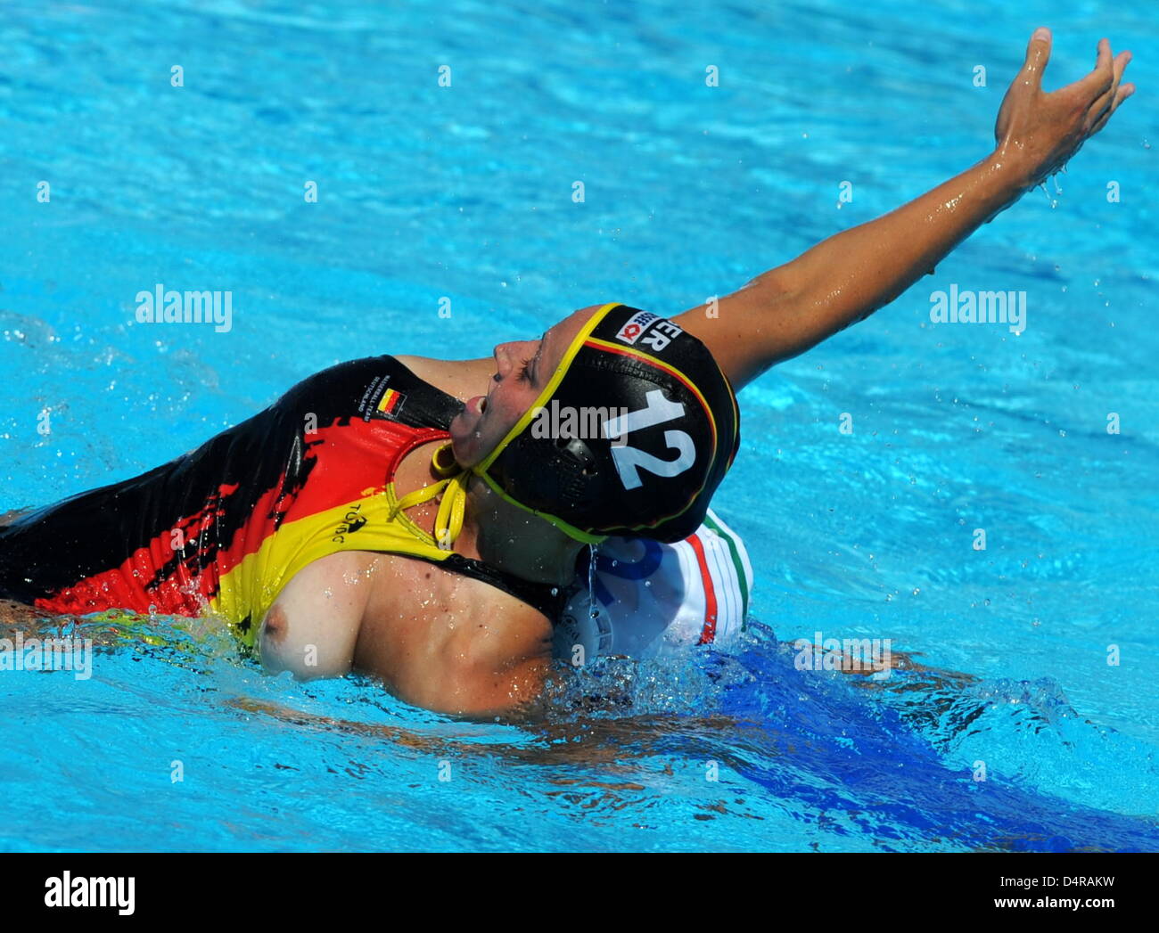 German Mandy Zoellner (L) fights for the ball with Italian Simona Abbate during their water polo place 9 match at the FINA Swimming World Championships in Rome, Italy, 29 July 2009. Italy defeated Germany 12-3, Germany finished 10th. Photo: MARCUS BRANDT Stock Photo