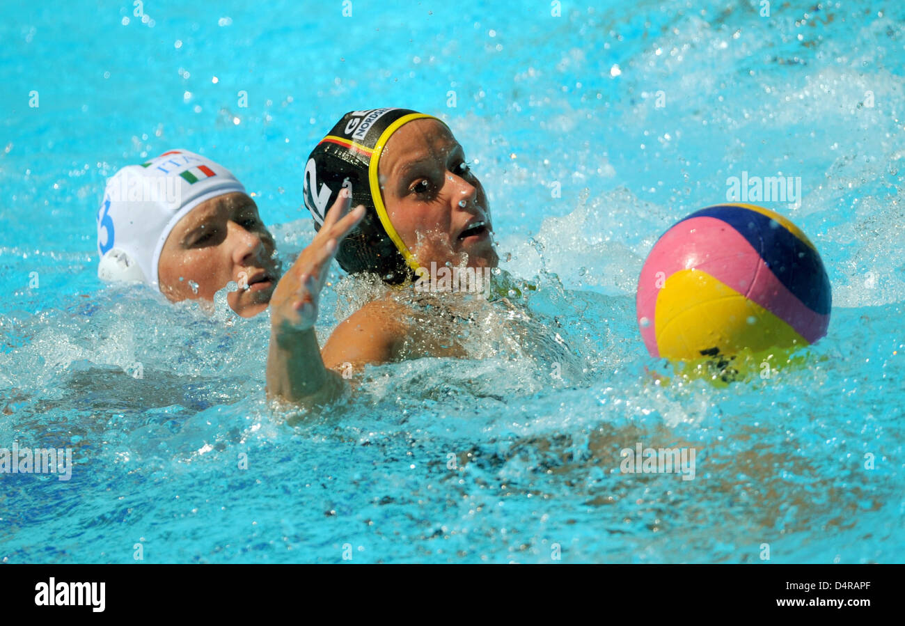 German Mandy Zoellner (R) fights for the ball with Italian Elisa Casanova during their water polo place 9 match at the FINA Swimming World Championships in Rome, Italy, 29 July 2009. Italy defeated Germany 12-3, Germany finished 10th. Photo: MARCUS BRANDT Stock Photo