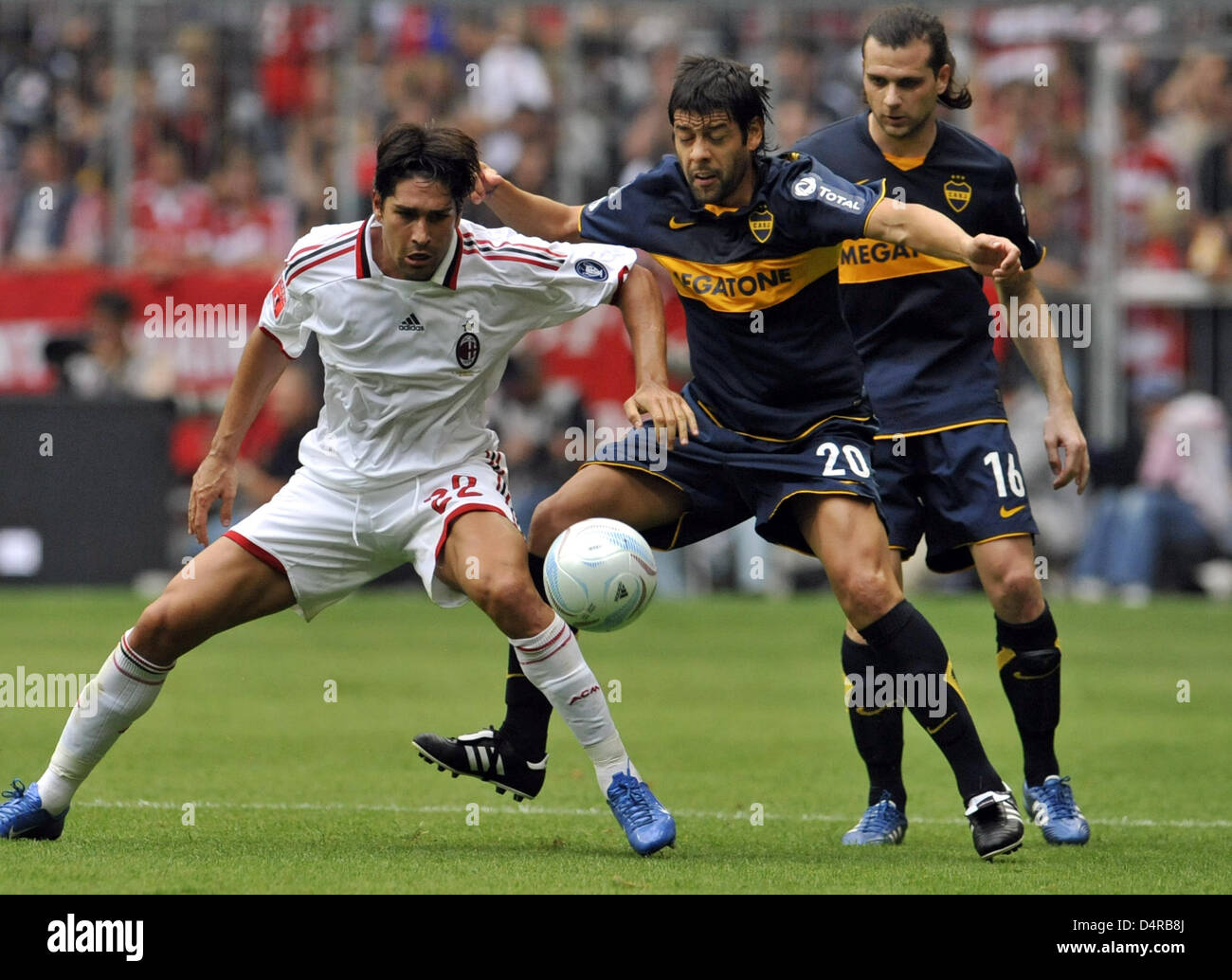 Buenos Aires? Juan Krupoviesa (C) and Pierpaolo Marino (R) fight for the ball with Milan?s Marco Borriello during the place 3 match AC Milan vs Boca Juniors Buenos Aires at the Audi Cup test tournament at Allianz Arena stadium in Munich, Germany, 30 July 2009. Photo: ANDREAS GEBERT Stock Photo