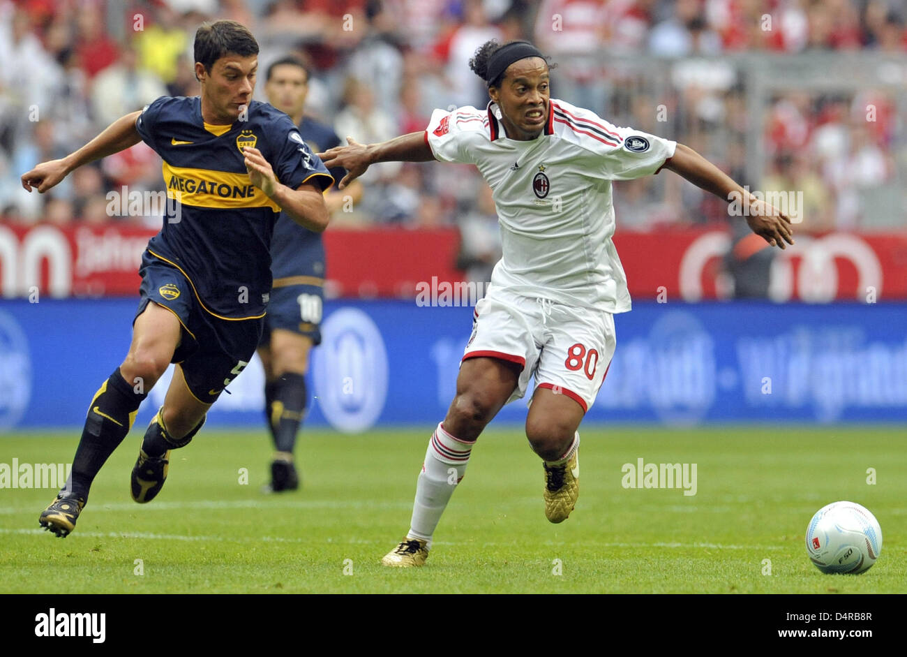 AC Milan?s Ronaldinho (R) vies for the ball with Boca Juniors? Sebastian Battaglia during the match AC Milan vs Boca Juniors Buenos Aires at the Audi Cup 2009 at Allianz Arena stadium in Munich, Germany, 30 July 2009. Photo: Andreas Gebert Stock Photo