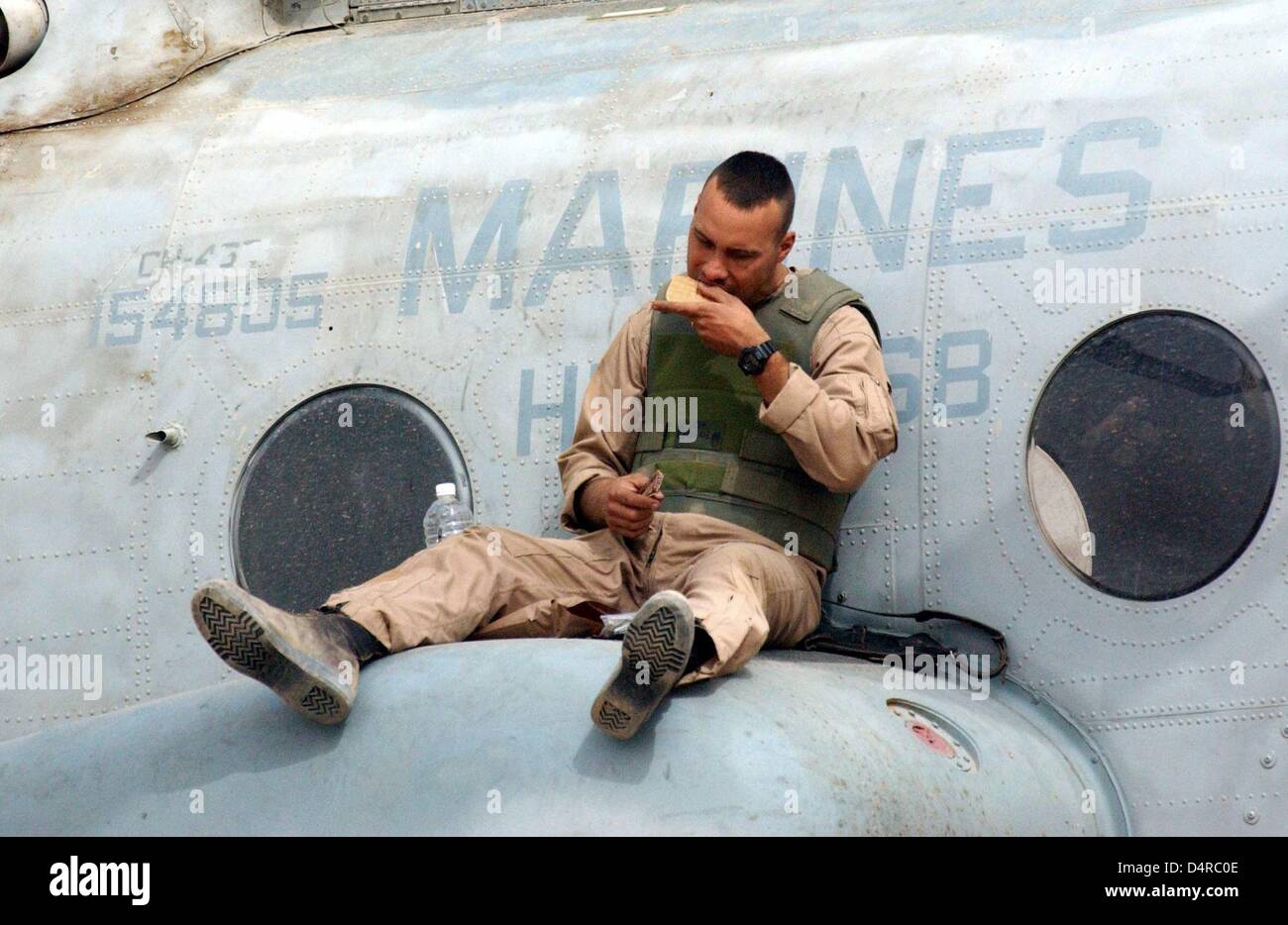 A US pilot is having breakfast on a CH 46 Seasprite helicopter of the US Marine on 8 April 2003 near Thamir, a suburb of Baghdad. Stock Photo