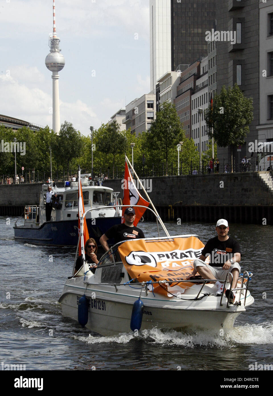Members of Pirate Party ride on Spree river followed by the police (back) in Berlin, Germany, 07 August 2009. Fitting their name, the new party kicked off their election campaign for the federal elections, held on 27 September 2009, on the German capital?s waterways. Photo: WOLFGANG KUMM Stock Photo