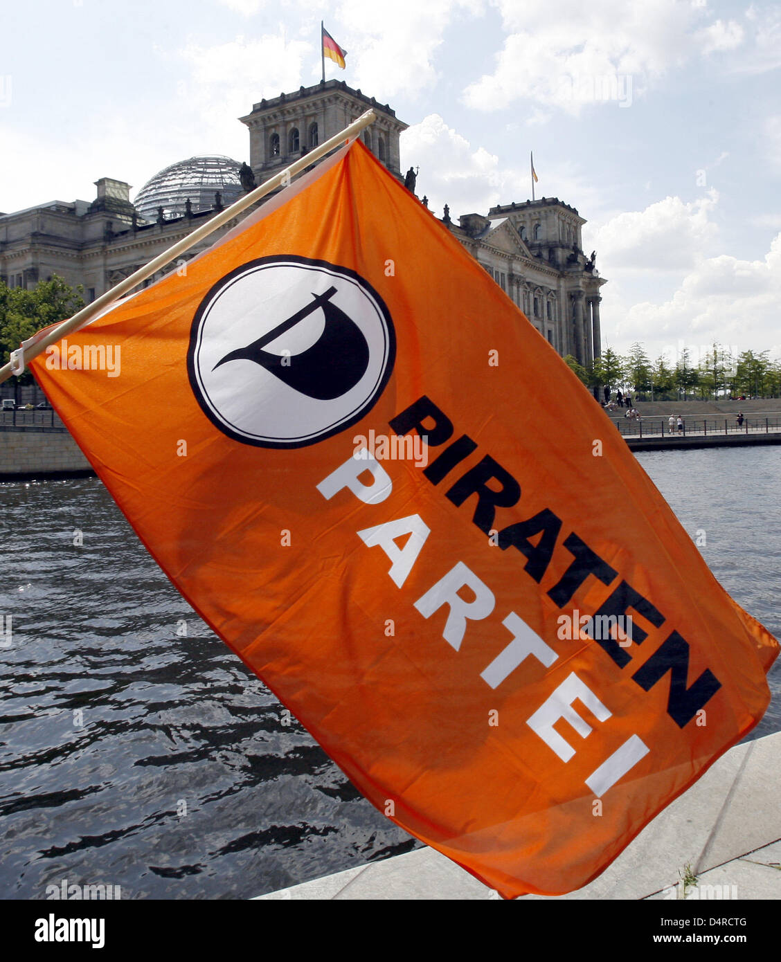 The flag of Pirate Party obstructs the view on Reichstag building in Berlin, Germany, 07 August 2009. Fitting their name, the new party kicked off their election campaign for the federal elections, held on 27 September 2009, on the German capital?s waterways. Photo: WOLFGANG KUMM Stock Photo