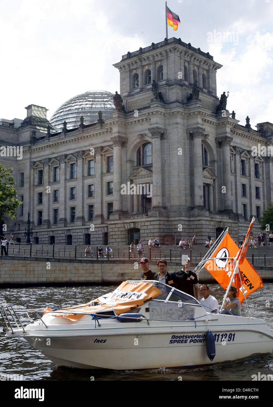 Members of Pirate Party ride a boat on Spree river past the Reichstag building in Berlin, Germany, 07 August 2009. Fitting their name, the new party kicked off their election campaign for the federal elections, held on 27 September 2009, on the German capital?s waterways. Photo: WOLFGANG KUMM Stock Photo