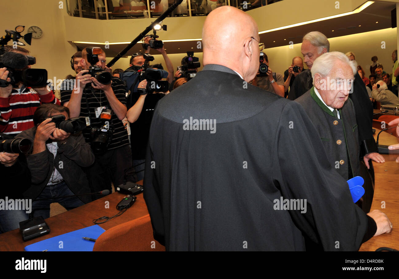 Defendant Josef Scheungraber (R) is in the dock between his solicitors Christian Stuenkel (2-R) and Rainer Thesen (3-R) as his verdict is scheduled to be proclaimed in Munich, Germany, 11 August 2009. Scheungraber, 90-years-old and former company commander of mountain infrantry battalion 818 during WWII, is charged with multiple murder. In June 1944 he allegedly commanded to kill 1 Stock Photo