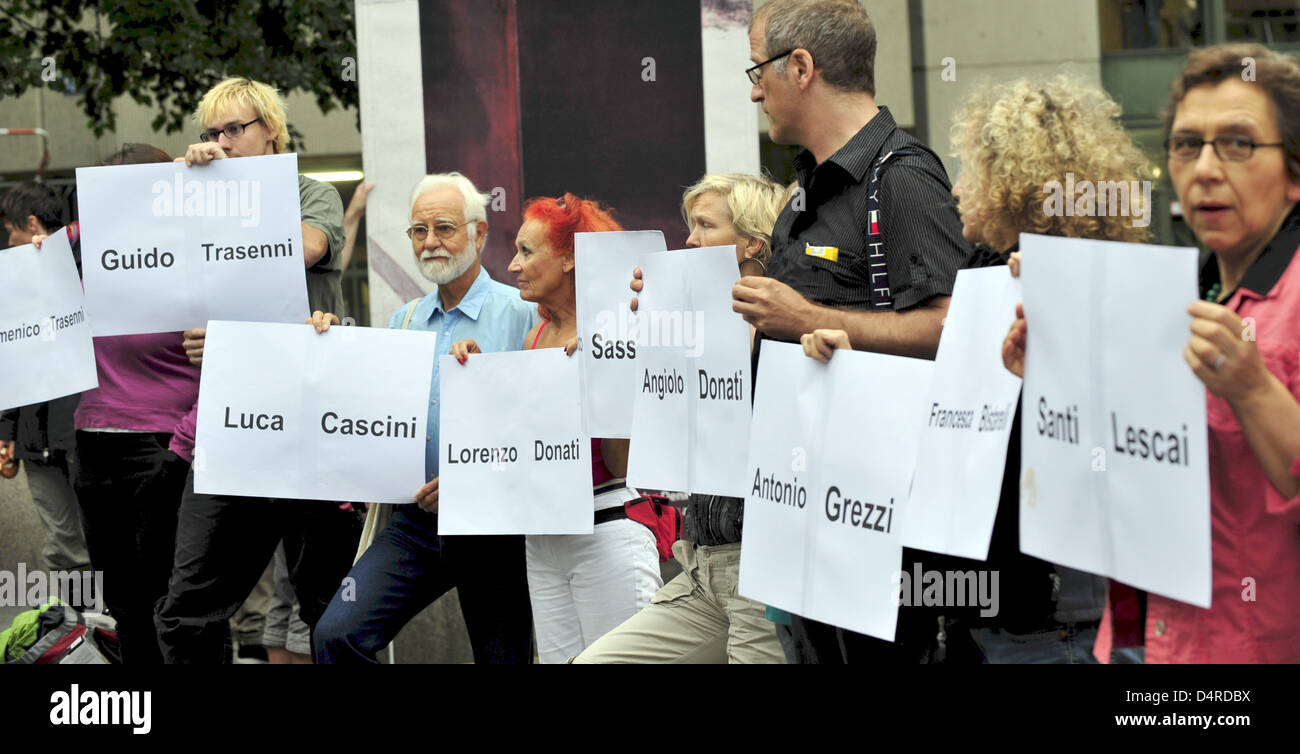 Protestors commemorate the 14 victims of a massacre in Italy during the proclamation of the sentence on defendant Josef Scheungraber in Munich, Germany, 11 August 2009. Scheungraber, 90-years-old and former company commander of mountain infrantry battalion 818 during WWII, is charged with multiple murder. In June 1944 he allegedly commanded to kill 14 Italian civilians in Italy?s T Stock Photo