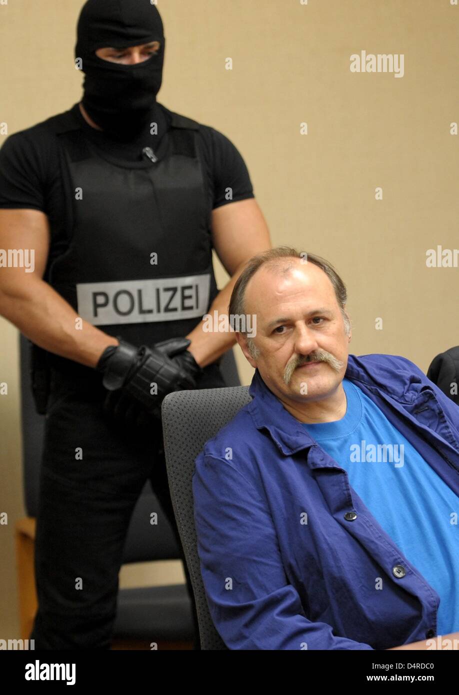 Defendant Hans-Juergen Roesner, one of two key figures in the 1988 Gladbeck hostage crisis, is in the dock at the district court in Bochum, Germany, 11 August 2009. Roesler is on life sentence and faces court again for drug dealing as he was caught portioning seven grams of heroin in jail. Photo: FRANZ-PETER TSCHAUNER Stock Photo