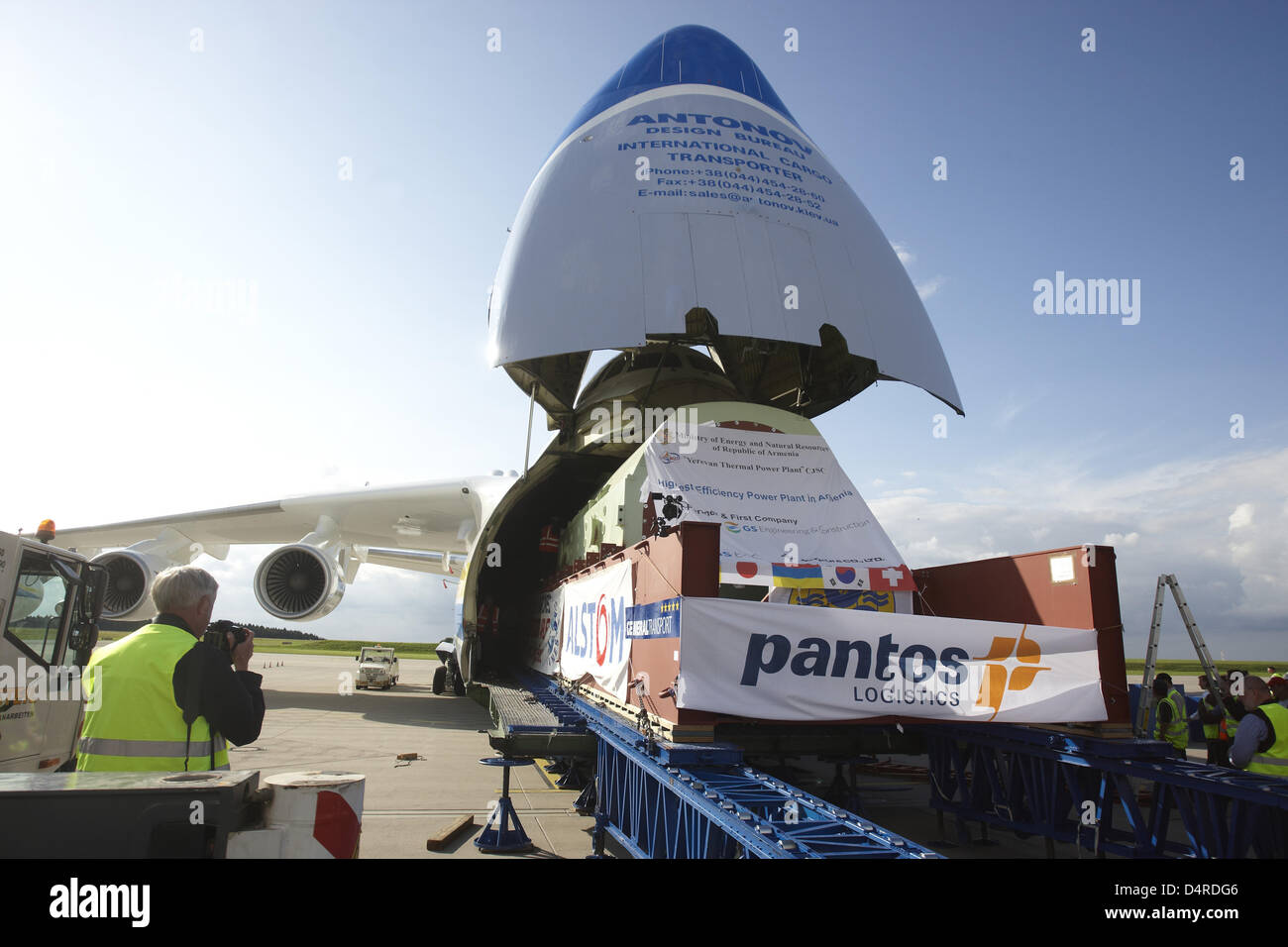 An Antonov 225 freighter plane is loaded with a 189,98 ton heavy generator for a gas driven power plant in Armenia, at Frankfurt/Hahn airport, Lautzenhausen, Germany, 11 August 2009. The generator is the heaviest single piece of air freight ever transported. Driven by six turbines the Antonov 225 is the world?s largest freight plane with a wingspan of more than 88m. Photo: THOMAS F Stock Photo