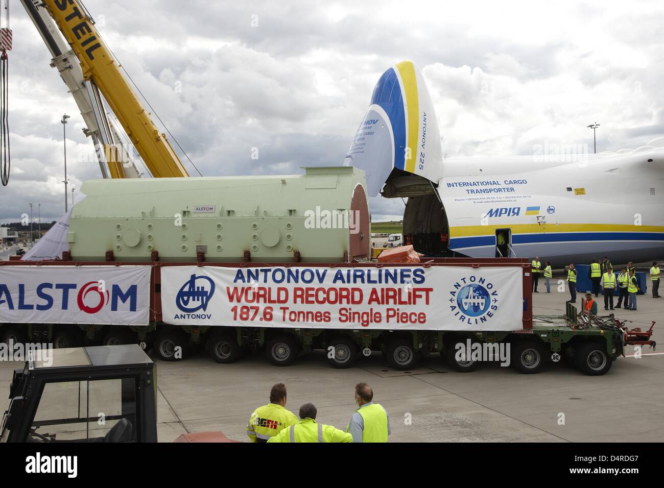 An Antonov 225 freighter plane is loaded with a 189,98 ton heavy generator for a gas driven power plant in Armenia, at Frankfurt/Hahn airport, Lautzenhausen, Germany, 11 August 2009. The generator is the heaviest single piece of air freight ever transported. Driven by six turbines the Antonov 225 is the world?s largest freight plane with a wingspan of more than 88m. Photo: THOMAS F Stock Photo