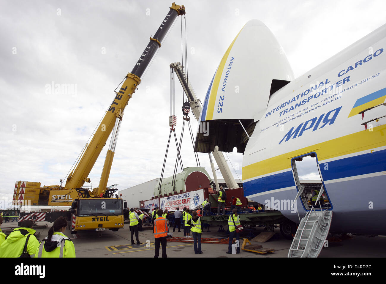 An Antonov 225 freighter plane is loaded with a generator weighing 189,98 tons designated for a gas driven power plant in Armenia, at Frankfurt/Hahn airport, Lautzenhausen, Germany, 11 August 2009. The generator is the heaviest single piece of air freight ever transported. Driven by six turbines the Antonov 225 is the world?s largest freight plane with a wingspan of more than 88m.  Stock Photo