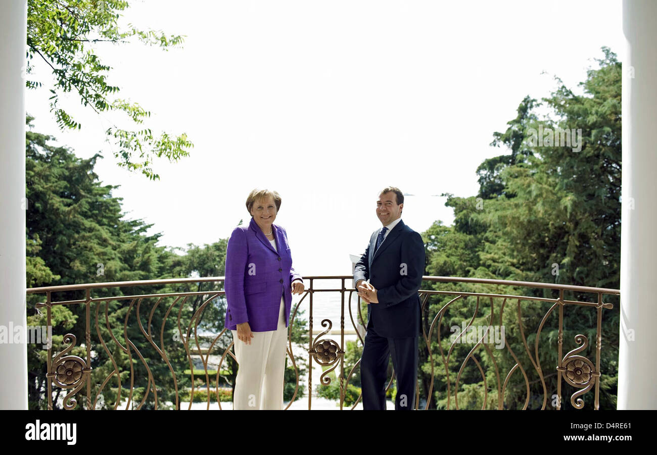 Russian President Dmitry Medvedev (R) and German Chancellor Angela Merkel (L) talk during their informal meeting outside of Medvedev?s residence Bocharov Ruchey in the Black Sea resort Sochi, Russia, 14 August 2009. Energy cooperation and investment projects are set to dominate talks between Russian President Dmitry Medvedev and German Chancellor Angela Merkel. Photo: Guido Bergman Stock Photo