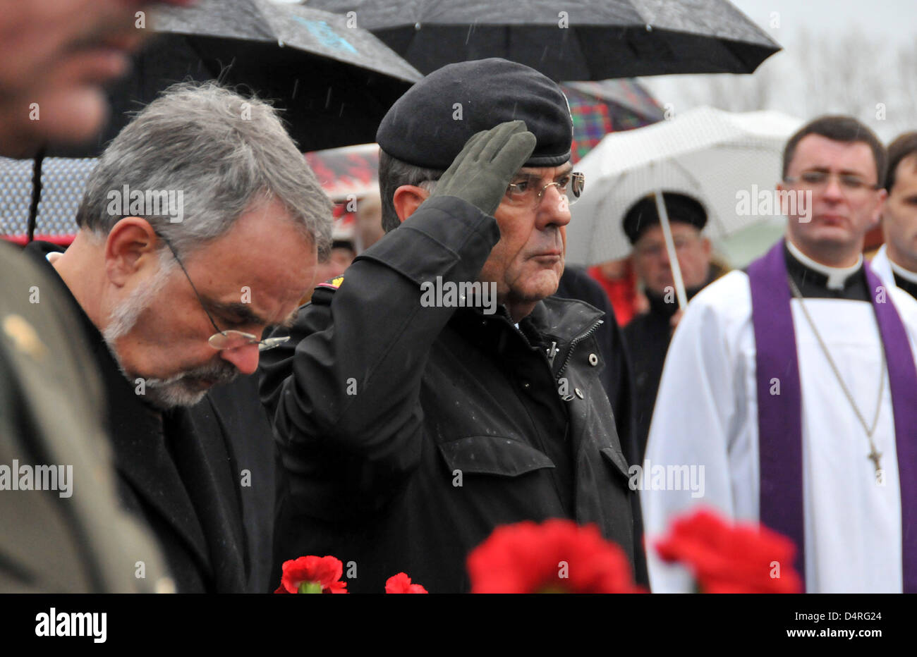 Thomas Kossendey (L), state secretary in the German Ministry of Defence