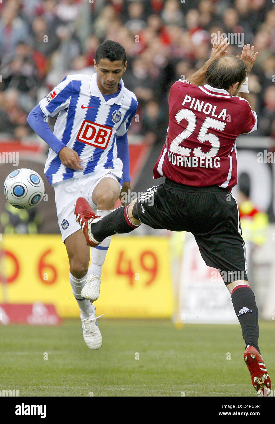 Nuremberg?s Javier Pinola (R) blocks a shot from Berlin?s Cicero (L) during the German Bundesliga match 1.FC Nuremberg v Hertha BSC Berlin at easyCredit stadium of Nuremberg, Germany, 17 October 2009. Nuremberg defeated Berlin by 3-0. Photo: DANIEL KARMANN  (ATTENTION: EMBARGO CONDITIONS! The DFL permits the further utilisation of the pictures in IPTV, mobile services and other new Stock Photo