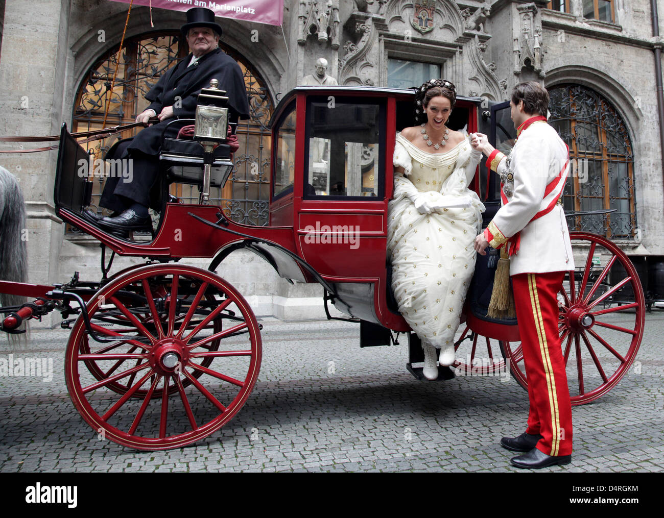 Actor Markus Pol (R) as Emperor Franz-Joseph, and actress Annemieke van Dam as ?Sissi? arrive for a photo call promoting the musical ?Elisabeth - Die wahre Geschichte der Sissi? (?Elisabeth- The true story of Sissi?) in the courtyard of Munich?s city hall, Germany, 19 October 2009. The musical will be staged at Munich?s ?Deutsches Theater? from 21 October to 12 December 2009. Photo Stock Photo