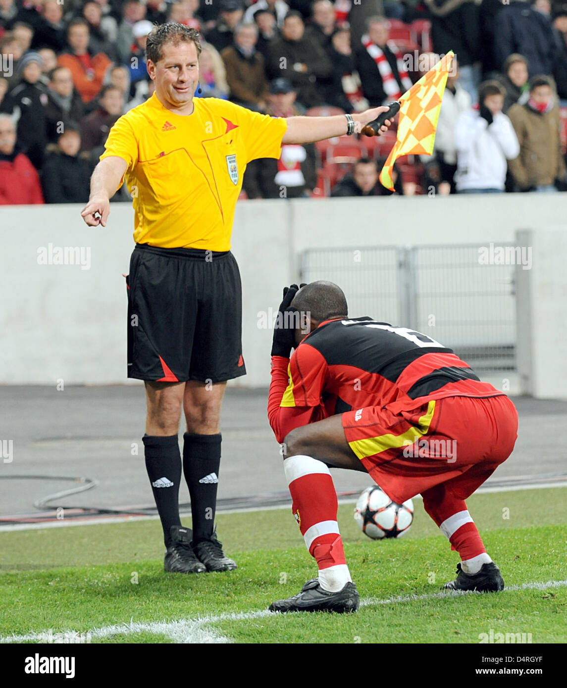 Sevilla?s Didier Zokora (R) quarrels with a decision of the linesman during the Champions League group stage match between German Bundesliga club VfB Stuttgart and Spanish side FC Sevilla at Mercedes-Benz Arena in Stuttgart, Germany, 20 October 2009. Sevilla defeated Stuttgart 3-1. Photo: Bernd Weissbrod Stock Photo
