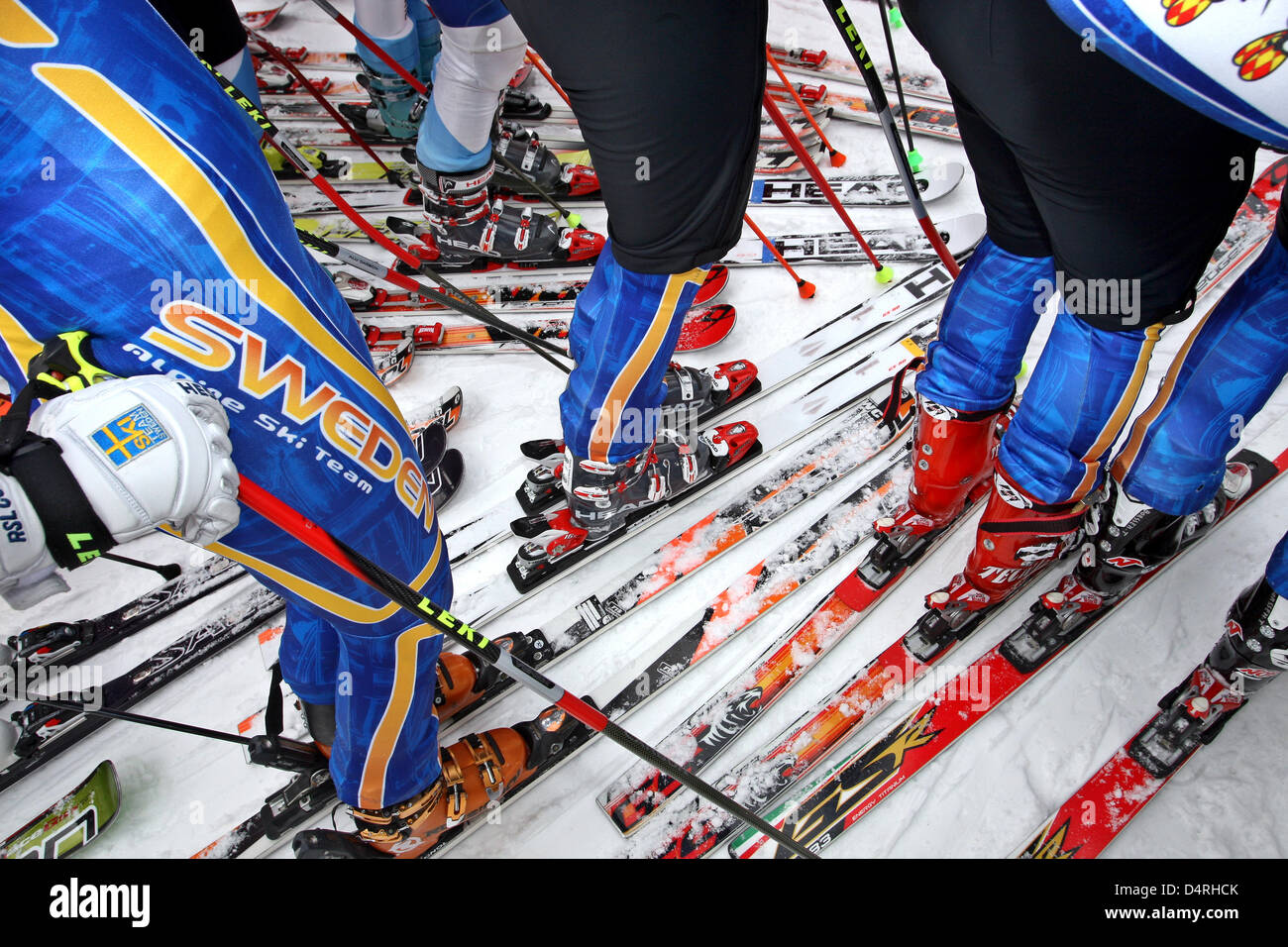 International skiers wait for the start at a training session on the Rettenbach glacier near Soelden, Austria, 23 October 2009. Soelden hosts Giant Slaloms on 24 and 25 October that kick off the Alpine Skiing world cup season 2009/10. Photo: KARL-JOSEF HILDENBRAND Stock Photo