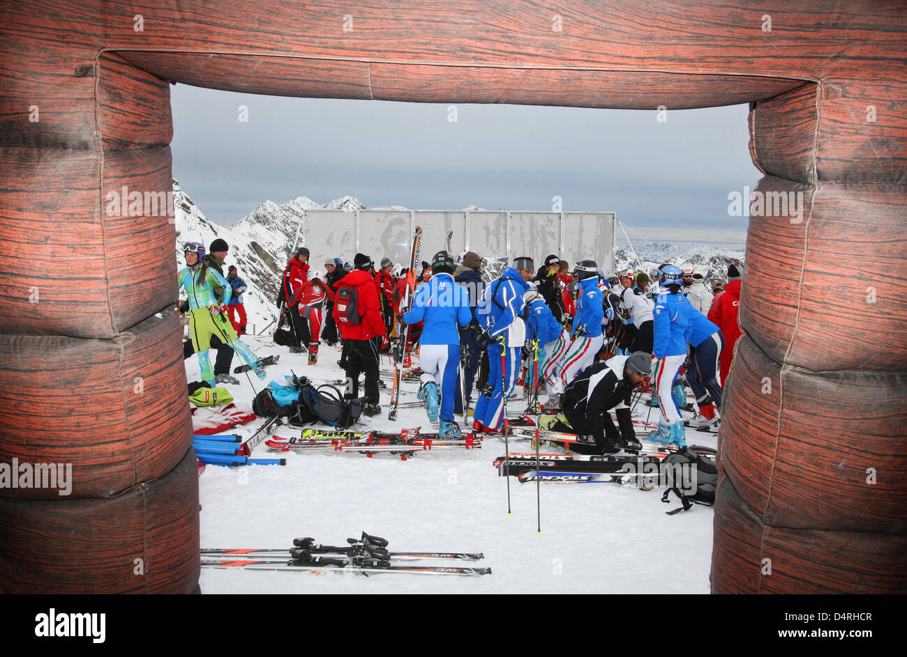 International skiers who wait for the start at a training session are pictured through the door of a blow-up hut on the Rettenbach glacier near Soelden, Austria, 23 October 2009. Soelden hosts Giant Slaloms on 24 and 25 October that kick off the Alpine Skiing world cup season 2009/10. Photo: KARL-JOSEF HILDENBRAND Stock Photo