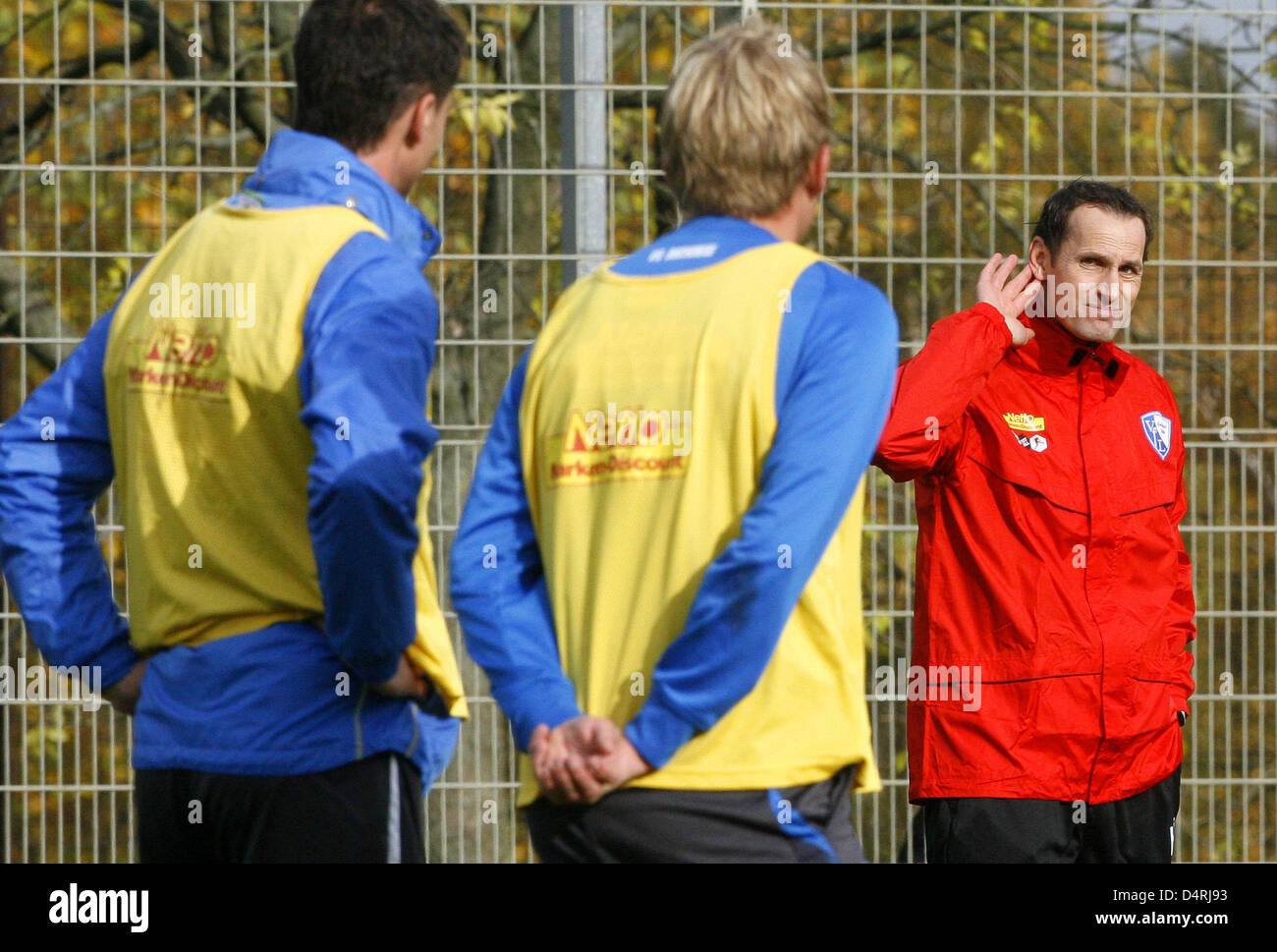 Heiko Herrlich (R), new head coach of German Bundesliga club VfL Bochum, gives instructions during his first training session in Bochum, Germany, 28 October 2009. Herrlich signed a contract until 2012. Photo: ROLAND WEIHRAUCH Stock Photo