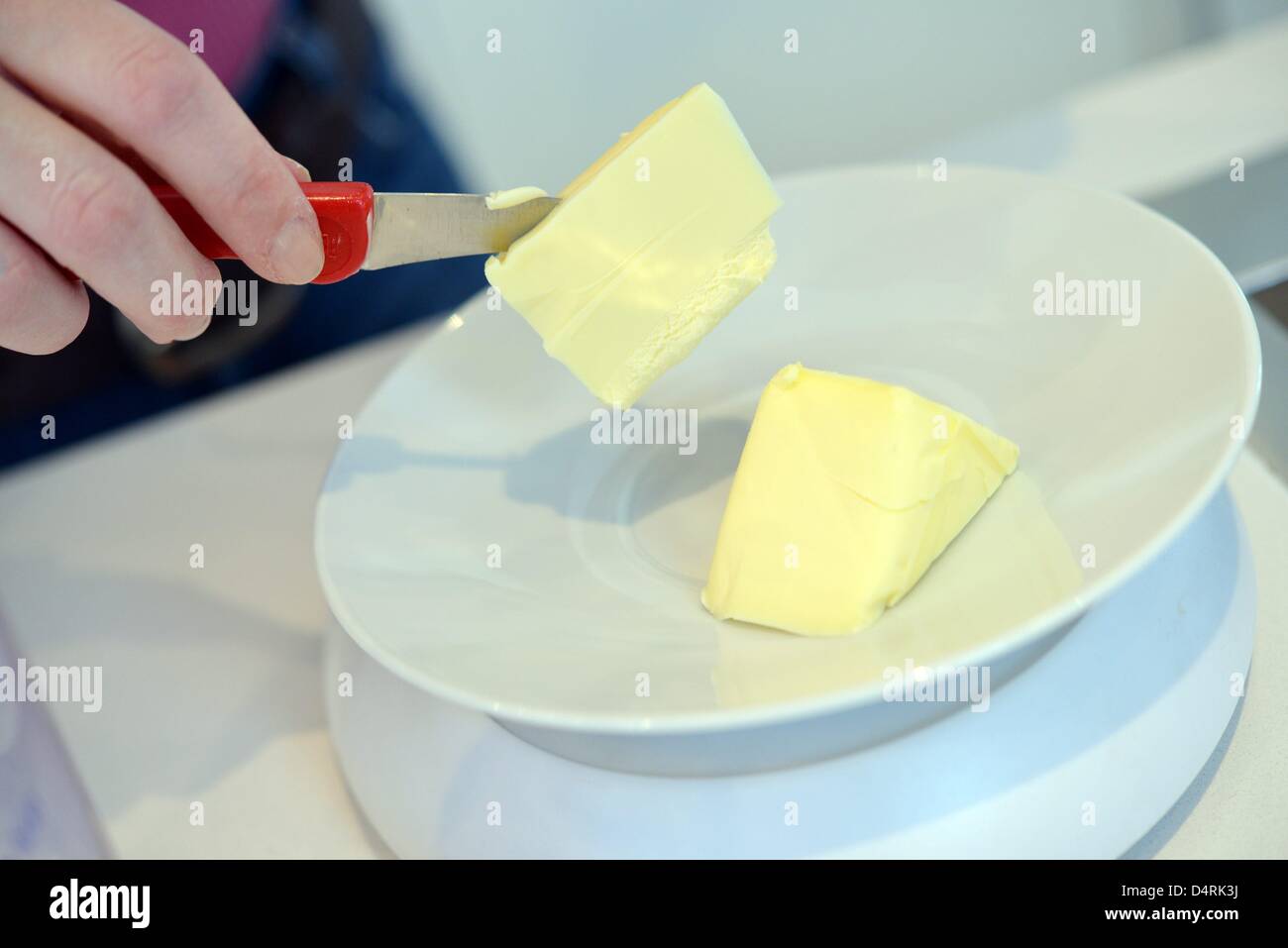 A cake is getting prepared in a kitchen. Photo: Frank May Stock Photo