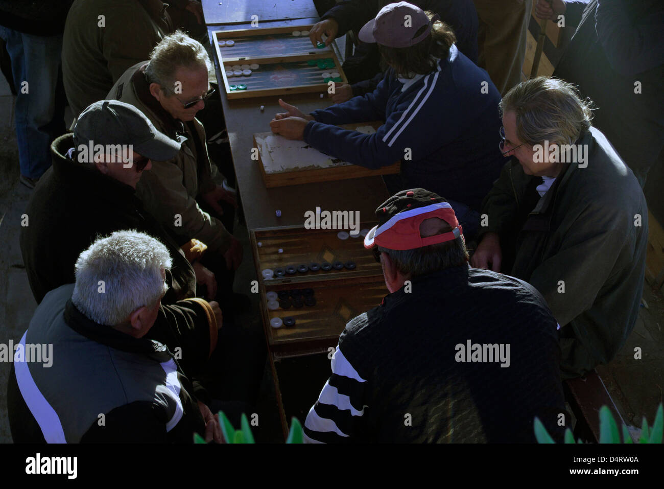 greece athens flisvos a group of elderly men playing backgammon Stock Photo