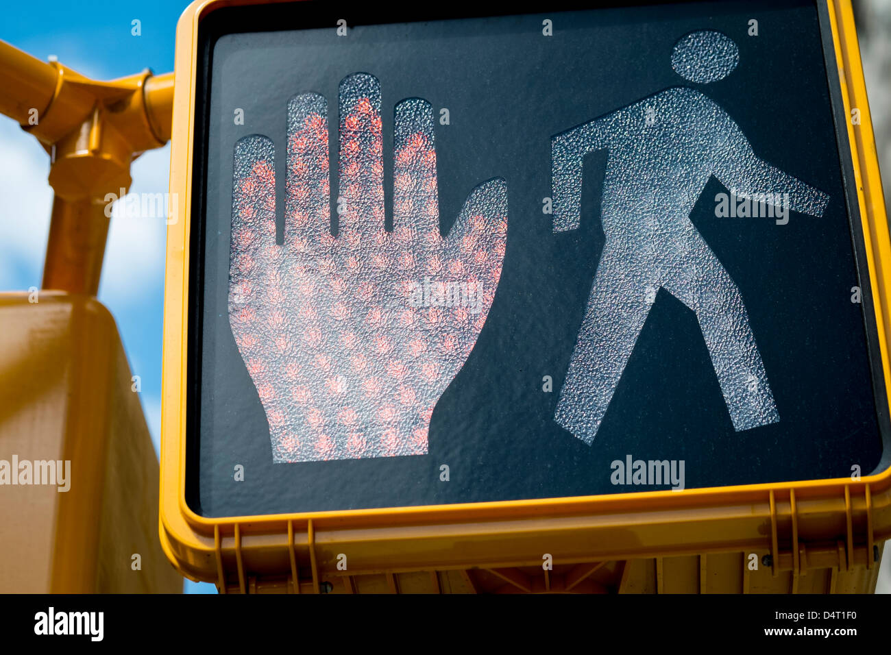 Don't walk sign traffic signal hi-res stock photography and ...