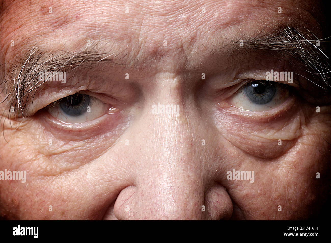 глаза старые становятся