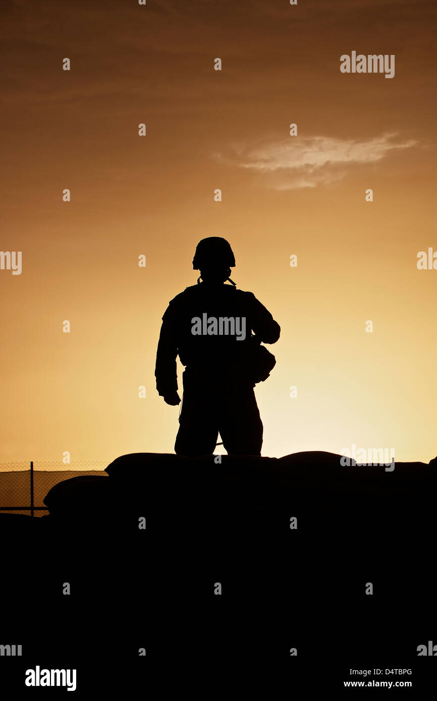 Soldier silhouette hi-res stock photography and images - Alamy
