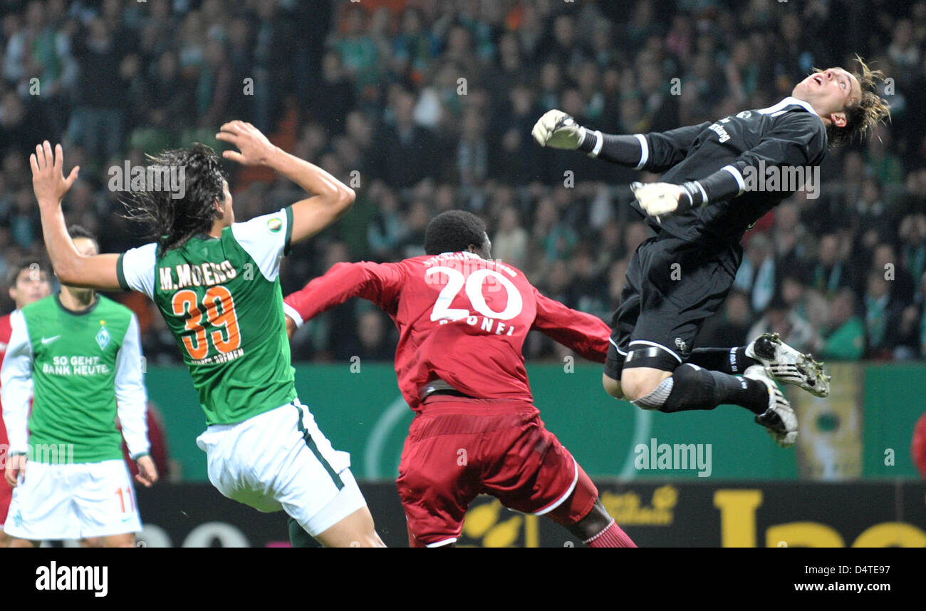 Kaiserslautern?s goalie Tobias Sippel (R) and player Rodnei (C) vie for the ball with Bremen?s Marcelo Moreno during the DFB Cup match Werder Bremen vs Kaiserslautern at Weserstadion in Bremen, Germany, 28 October 2009. Photo:Carmen Jaspersen  (ATTENTION: BLOCKING PERIOD! The DFL permits the further utilisation of the pictures in IPTV, mobile services and other new technologies onl Stock Photo