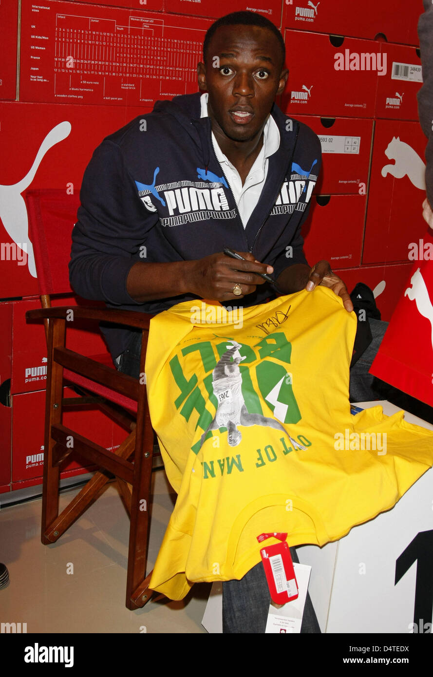 Jamaican sprint champion Usain Bolt visits the new Puma Outlet Store Stock  Photo - Alamy