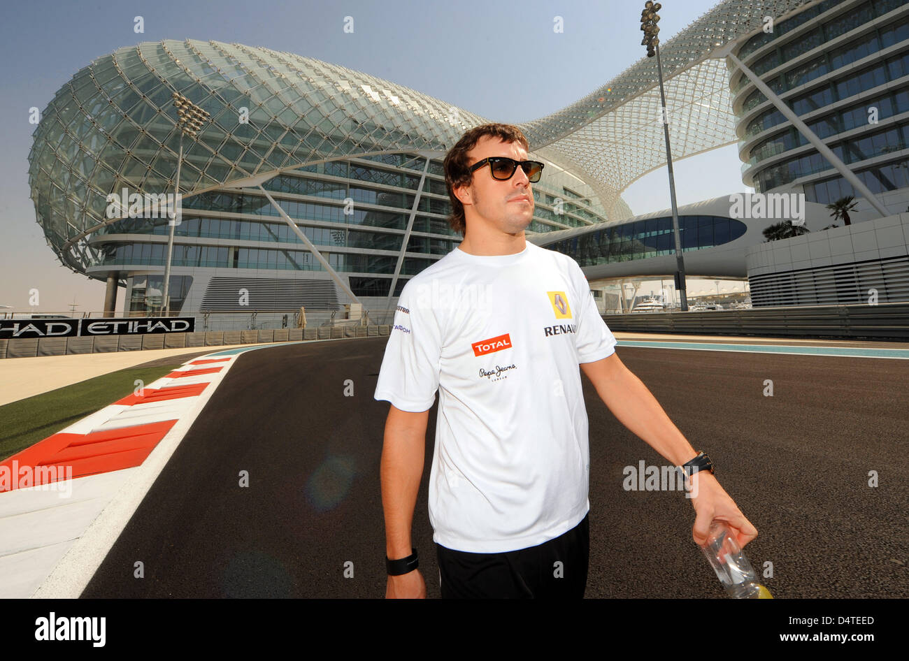 Spanish Formula One driver Fernando Alonso of Renault walks along the track at the newly built Yas Marina Circuit in Abu Dhabi, United Arab Emirates, 29 October 2009. The Abu Dhabi Grand Prix will take place for the first time on 01 November 2009. Photo: PETER STEFFEN Stock Photo