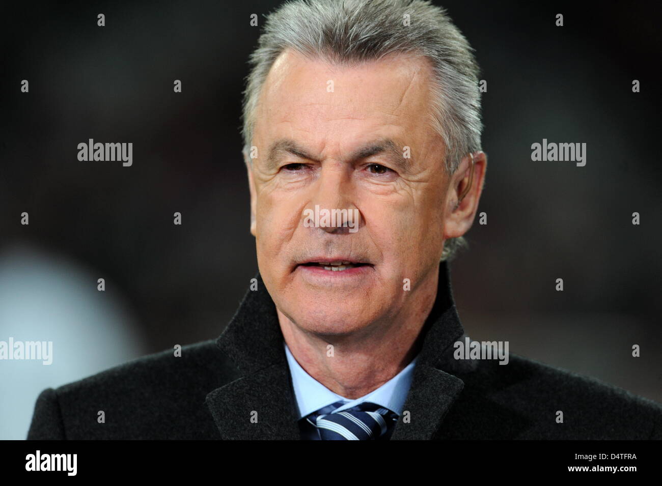 Head coach of the Swiss national soccer team and former head coach of Bayern Munich, Ottmar Hitzfeld, gives an interview after the Champions League group stage match between German Bundesliga club FC Bayern Munich and French side Girondins Bordeaux at Allianz Arena stadium in Munich, Germany, 03 November 2009. Bordeaux defeated Bayern Munich 2-0. Photo: Tobias Hase Stock Photo