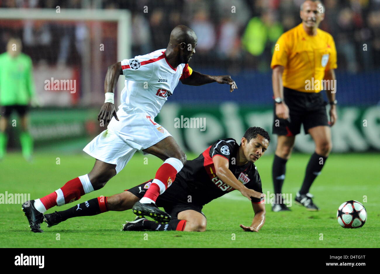 Stuttgart?s Elson (R) and Sevilla?s Didier Zokora vie for the ball during the Champions League match Sevilla vs VfB Stuttgart at Ramon Sanchez Pizjuan Stadium in Sevilla, Spain, 04 November 2009. The match ended in a 1-1 tie. Photo: Bernd Weissbrod Stock Photo