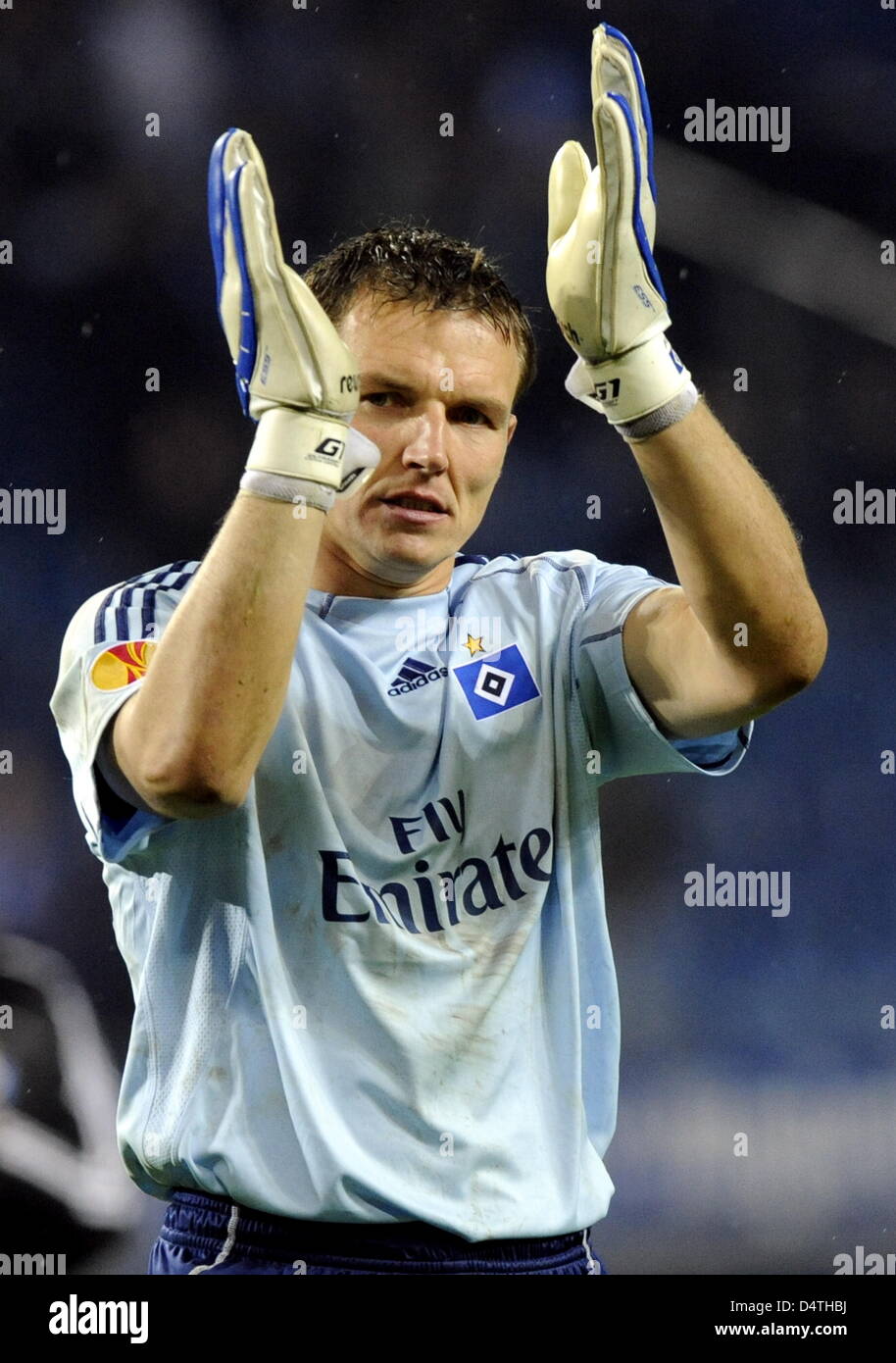 Hamburg?s goalie Frank Rost cheers to the fans after the UEFA Europa League match SV Hamburg vs Celtic Glasgow at HSH Nordbankarena stadium of Hambur, Germany, 05 November 2009. The match ended in a goalless draw. Photo: MAURIZIO GAMBARINI Stock Photo