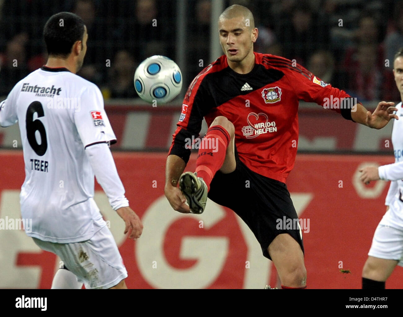Leverkusen S Eren Derdiyok R Vies For The Ball With Frankfurt S Selim Teber L During The German Bundesliga Match Bayer Leverkusen Vs Eintracht Frankfurt At Bayarena In Leverkusen Germany 06 November 2009 Bayer